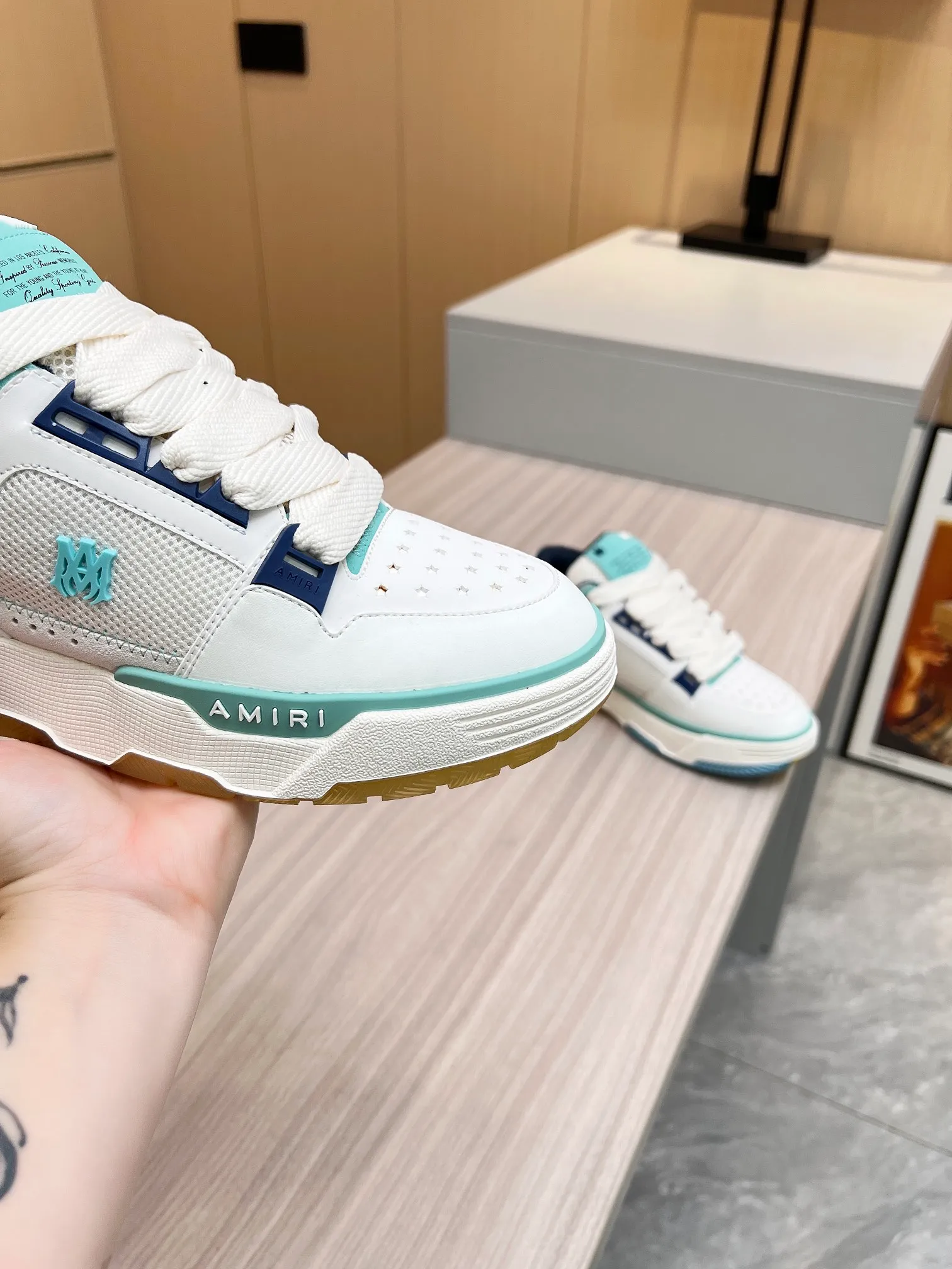 p620💰Men's shoes Amiri Emile's 2023 spring and summer new MA-1 bread shoes, couple models, casual sports shoes, sneakers Amiri gave up the rock punk style in the new season and used a large number of unsaturated colors, Morandi tones, whether you see or wear them, it will make people very happy. The large tongue of the bread shoes continues, shortens the length of the shoe body, thickens the midsole, and the toe part is more rounded. Amiri's brand letters and MA logo appear on the side of the shoe. Fabric: Original customized imported first-layer cowhide + mesh. Lining: Original customized breathable towel lining. Outsole. Foam combination material. Bottom thickness: 4CM. Size: Men's 39-45